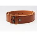 Clapet brun sur ceinture en cuir sans boucle